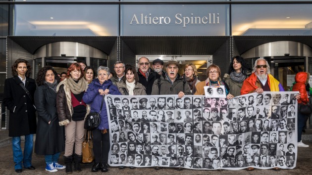 Los miembros de la Plataforma reivindicando los derechos de la víctimas en la puerta Altiero Spinelli del Parlamento Europeo